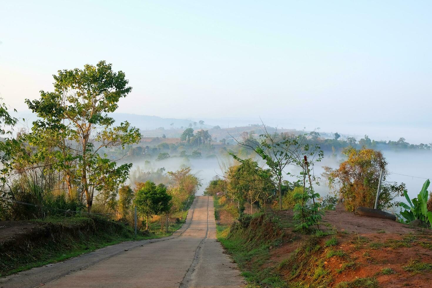 Kurve Straße Autobahn auf das Berg und nebelig im Wald Hügel Sicht, Land Straße im Thailand foto