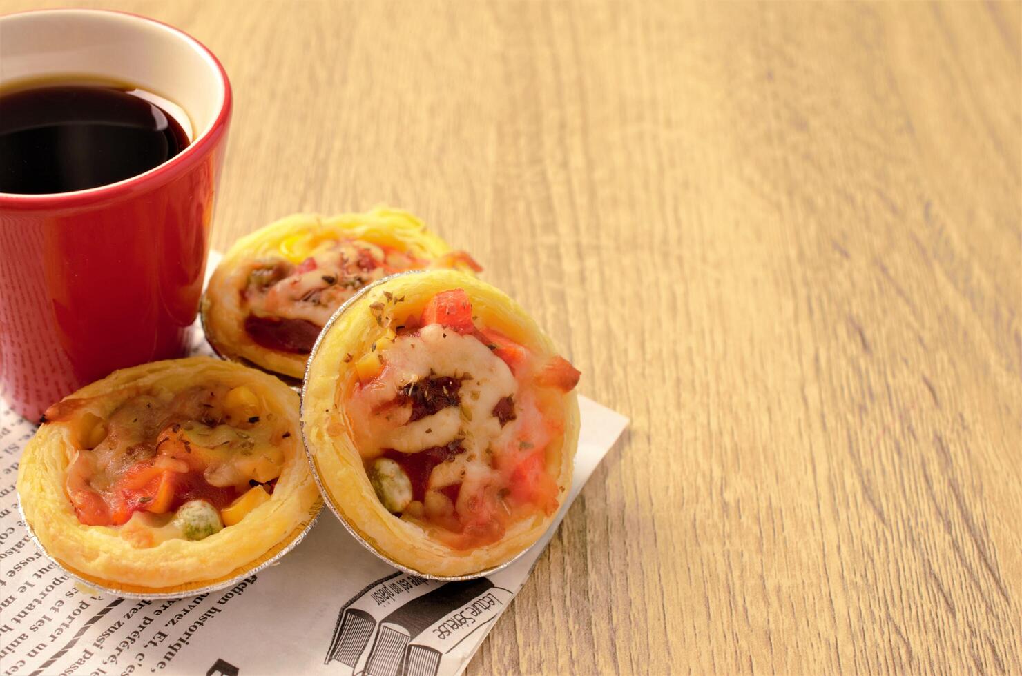 Eierkuchenpizzastapel mit Kaffeetasse auf Holztischhintergründen foto