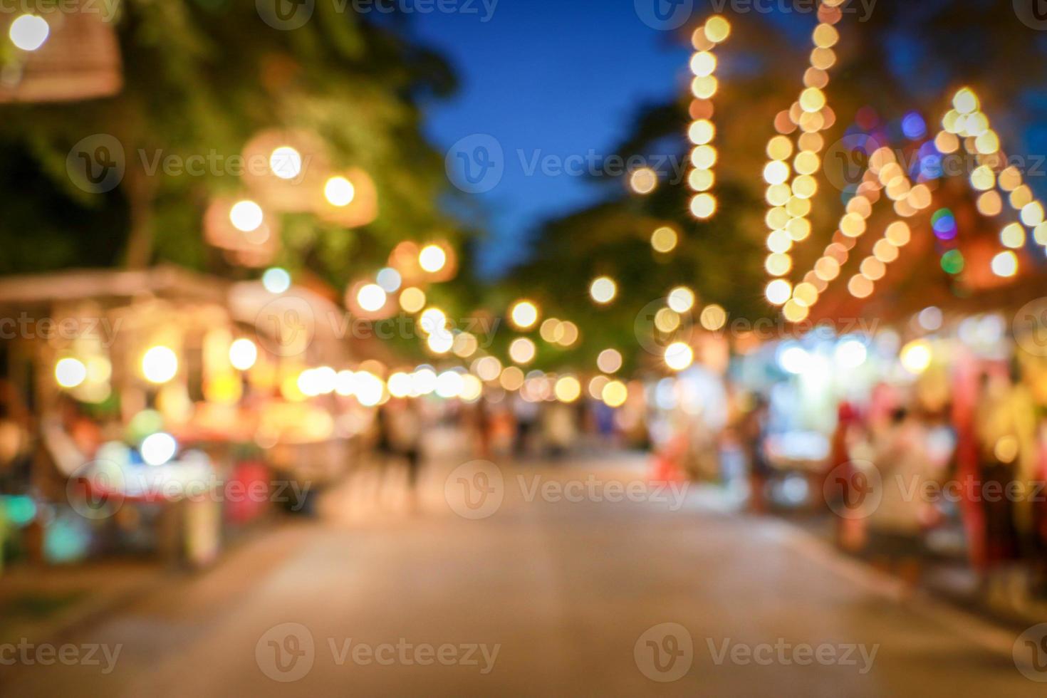 Bokeh-Nachtmarkt in Thailand. Ayutthaya Vintage-Einkaufsstraße. foto