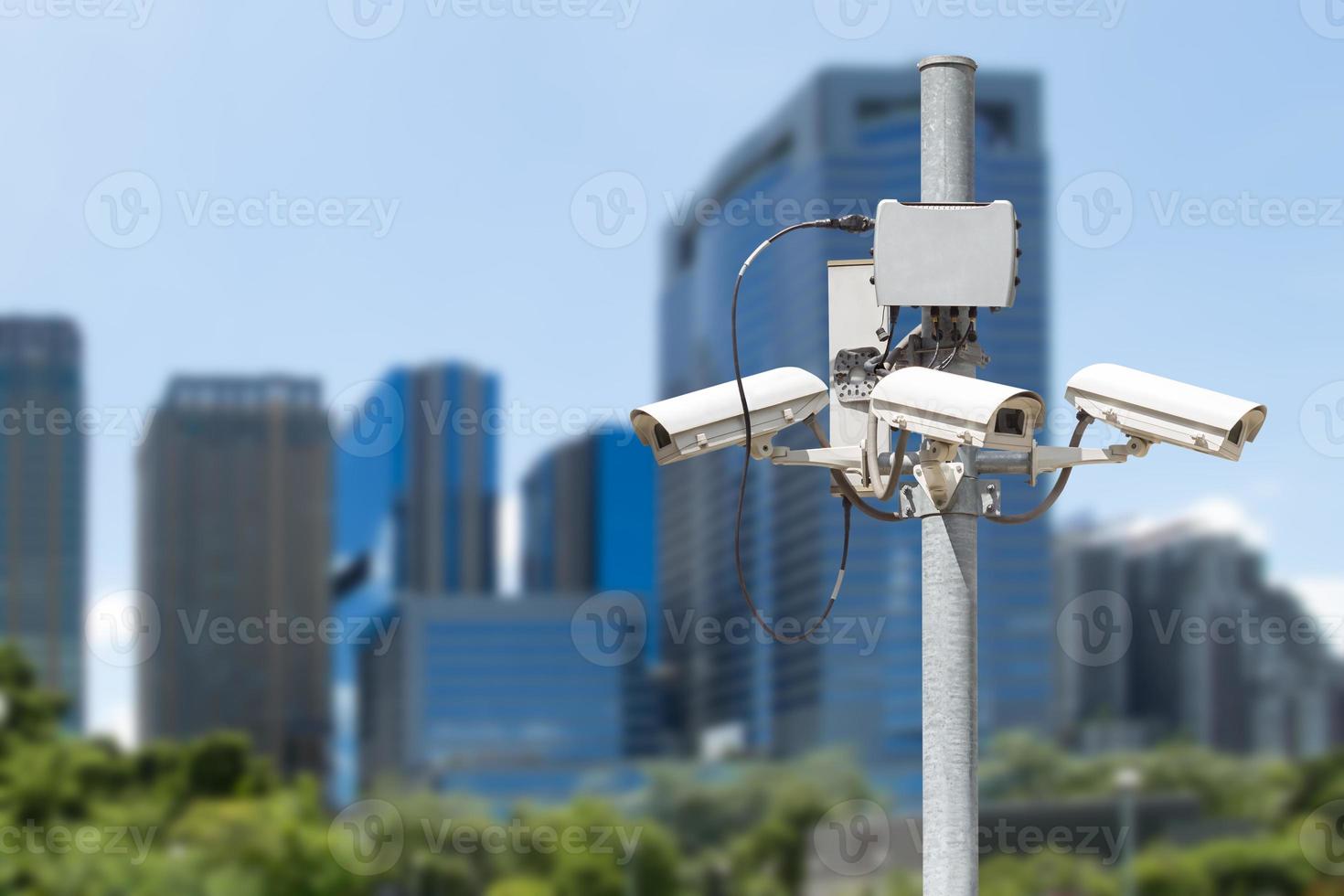 CCTV-Säule mit dem Gebäude im Stadthintergrund foto