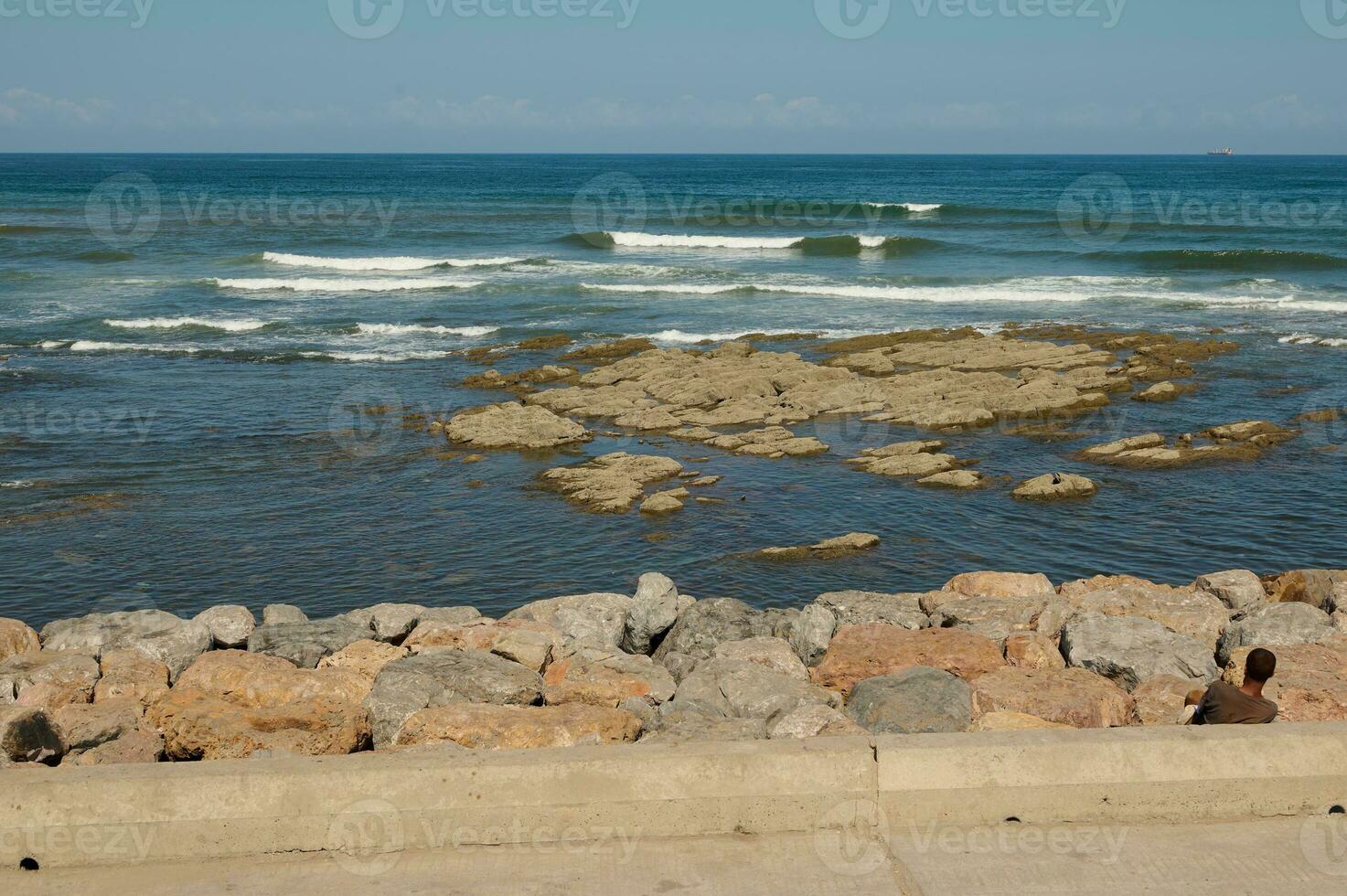 Vorderseite Aussicht von Strand mit Wellen brechen auf Felsen. atlantisch Ozean. Casablanca. Marokko foto