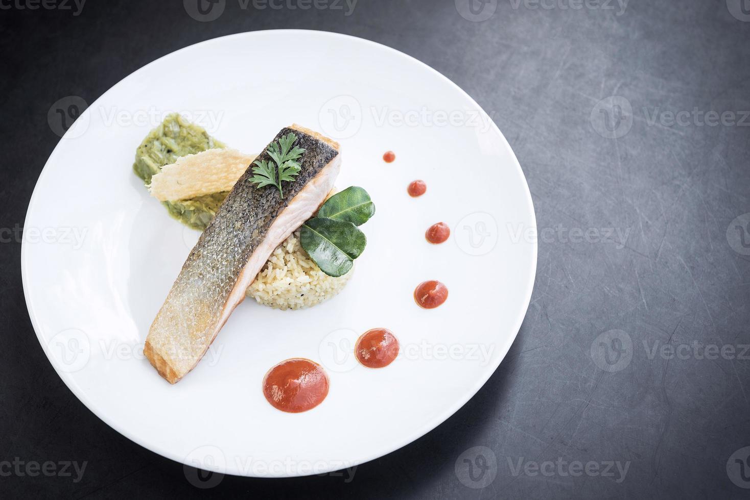 Gourmet-Lachs-Fischfilet mit Reis-Guacamole und Paprika-Sauce-Mahlzeit foto