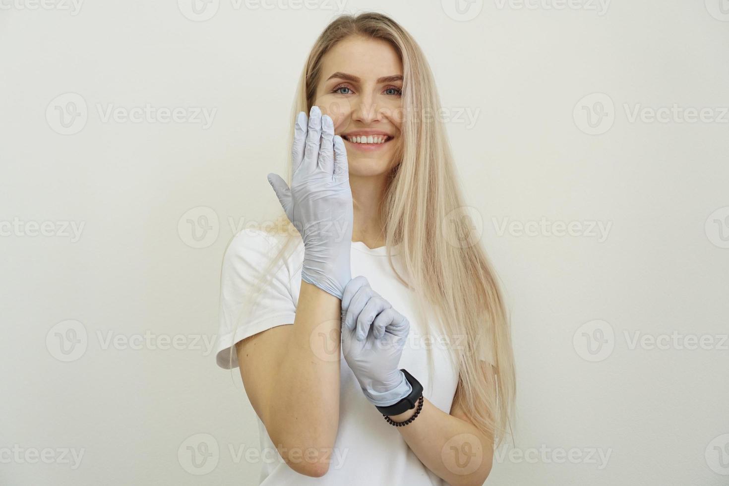 junges energisches schönes Mädchen zieht Handschuhe an. foto