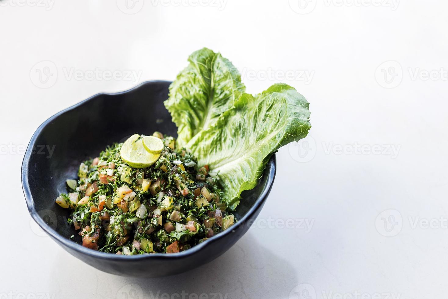 Tabouleh traditionelle libanesische nahöstliche frische Salatschüssel Meze Mezze Vorspeise foto