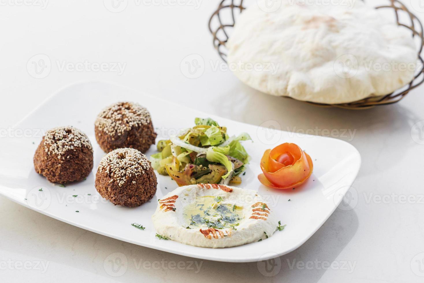 Falafel Hummus Houmus Vorspeise Snack Nahöstliches Essen Mezze-Platte foto