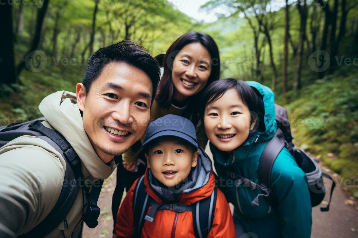 asiatisch Familie, Vater, Mutter, Tochter und Sohn Selfie zusammen während Wandern im das Wald. Familie Aktivität genießen zu Reise zusammen. generativ ai. foto