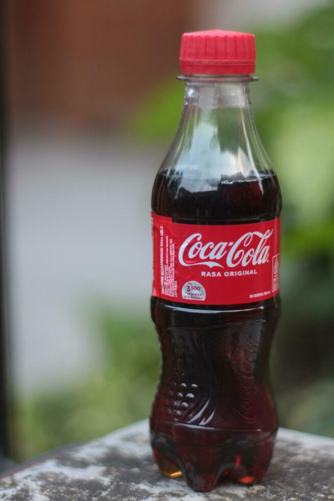 magelang,indonesien.10-27-2023.flaschen von mit Kohlensäure Sanft trinken Koka Cola mit verwischen Hintergrund foto