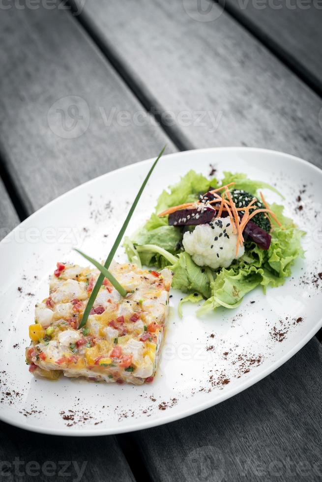 Gourmet asiatische Fusionsküche mariniertes rohes Thunfisch-Tartar mit würziger tropischer Mango-Limetten-Sauce-Mahlzeit foto