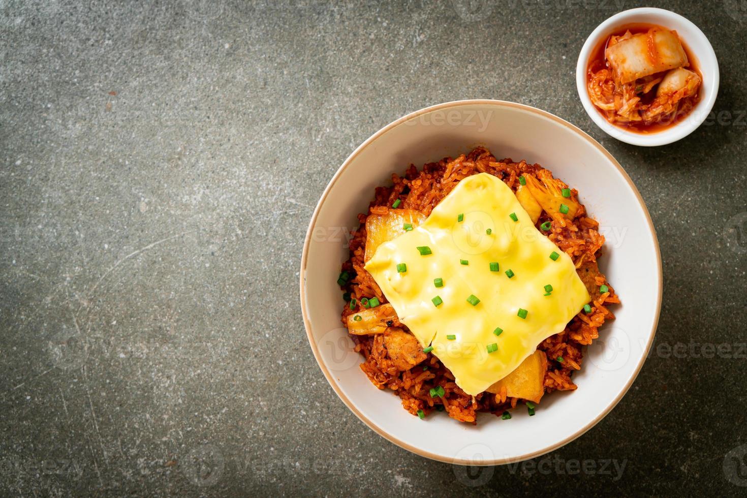 gebratener Kimchi-Reis mit Schweinefleisch und belegtem Käse foto