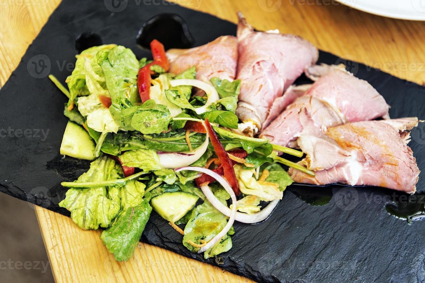 Bio Roastbeef Frischkäsebrötchen mit frischem Gartensalat foto