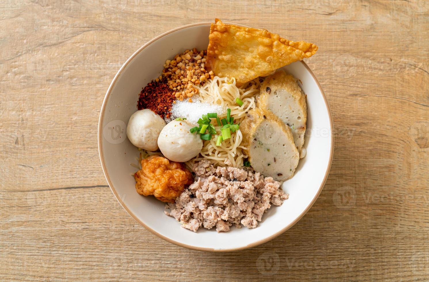 würzige Eiernudeln mit Fischbällchen und Garnelenbällchen ohne Suppe foto