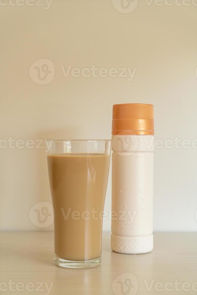 Kaffee Latte Glas mit trinkfertigen Kaffeeflaschen foto