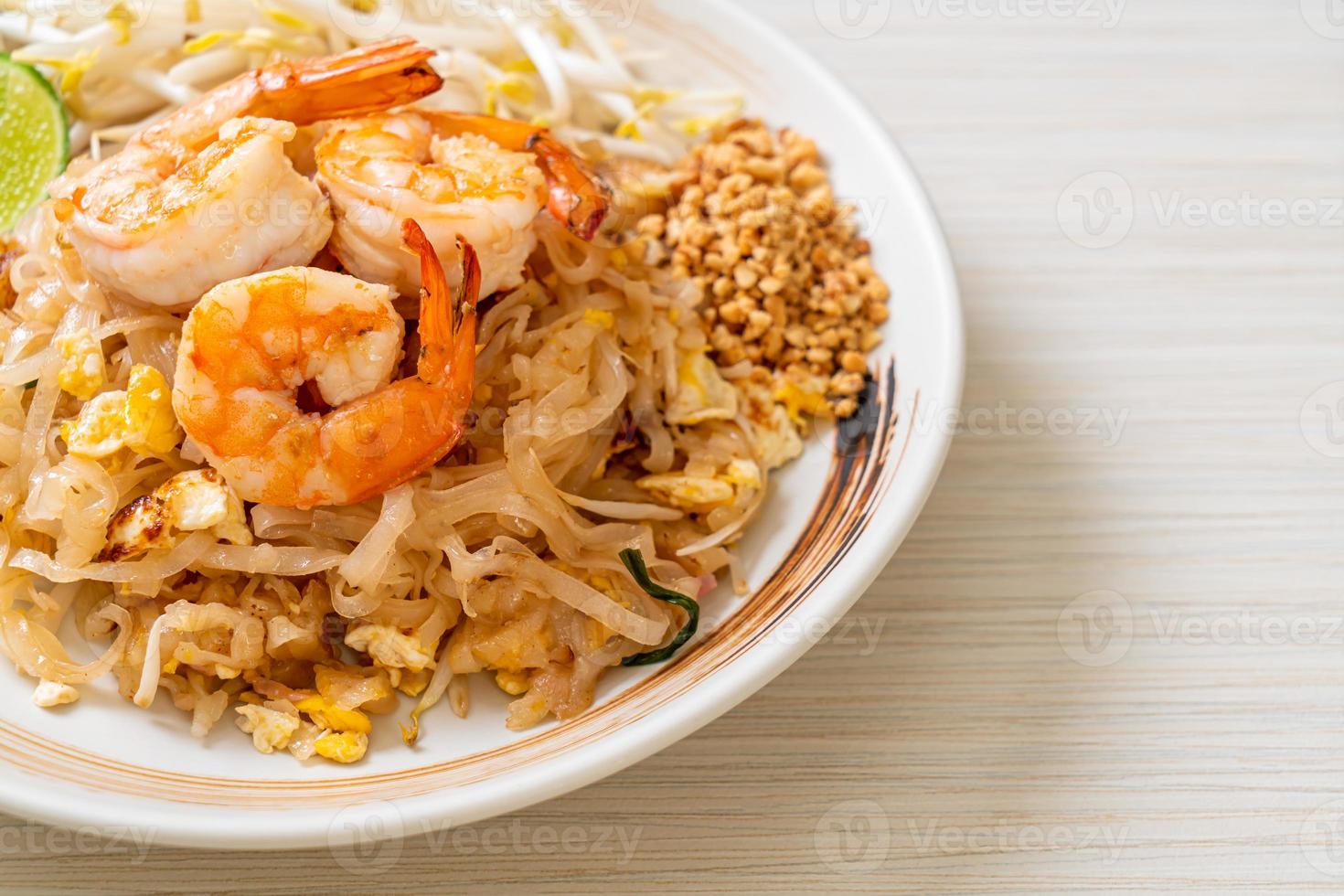 gebratene Nudeln mit Garnelen und Sprossen oder Pad Thai foto