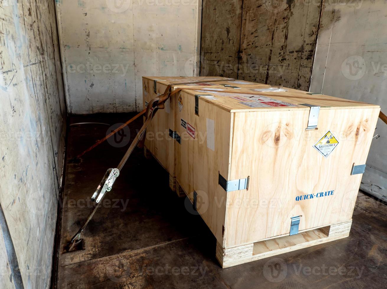 Strahlungsetikett neben der Transportart ein Paket im LKW foto