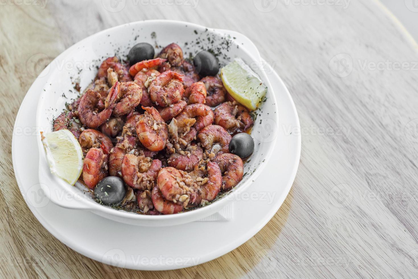 frische Garnelen in Knoblauch gebraten Olivenöl Meeresfrüchte portugiesischer Tapas-Snack foto