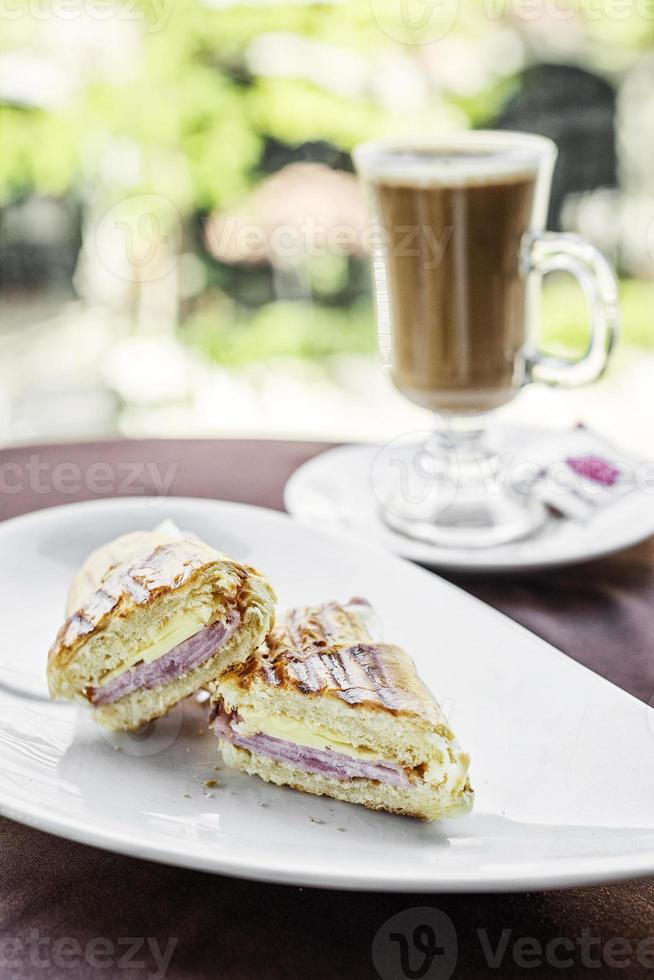 Käse Schinken geröstetes Croissant und Latte Kaffee einfaches Frühstücks-Snack-Set foto