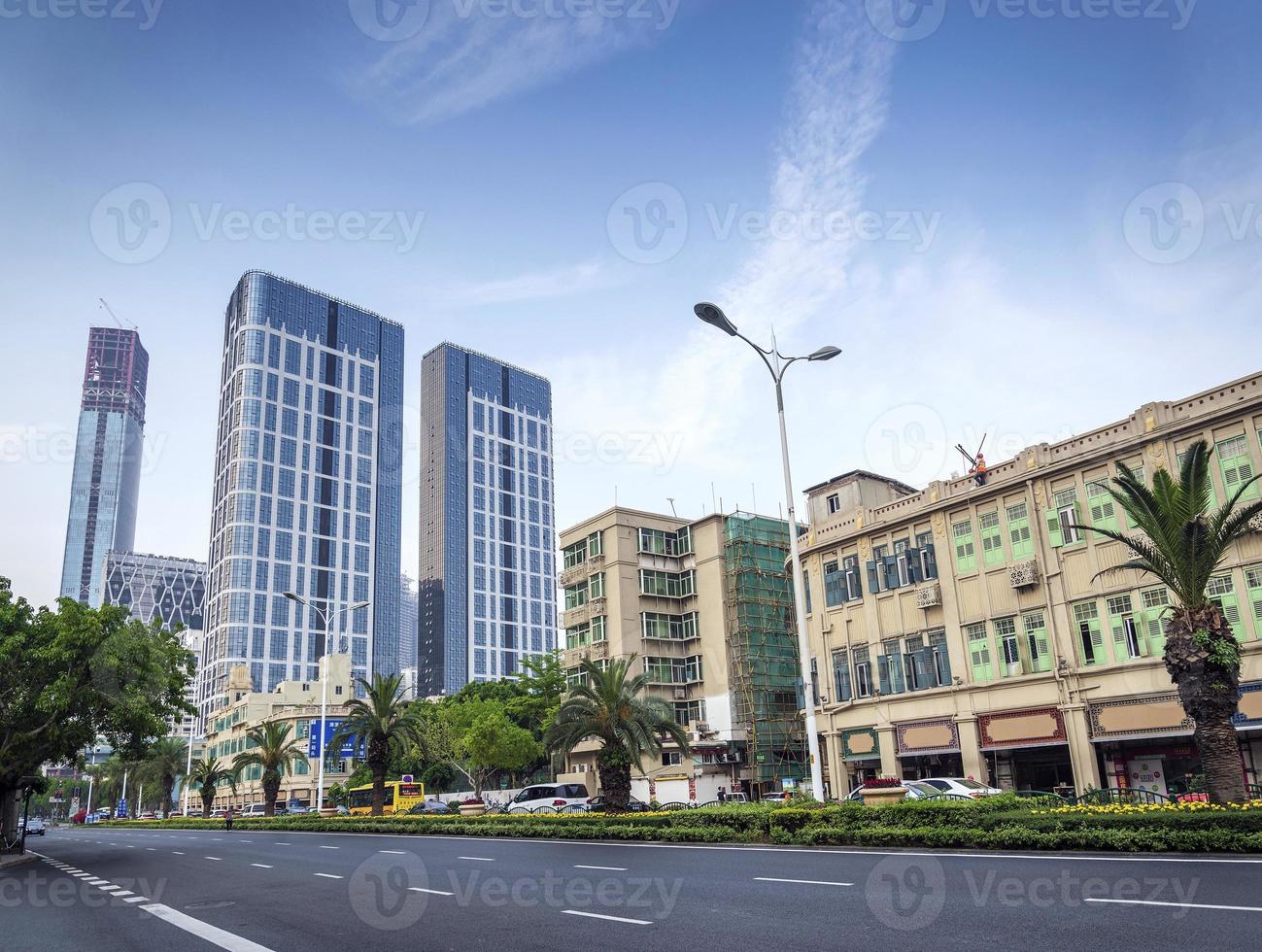 Wolkenkratzer und Straße im Zentrum der Innenstadt von Xiamen City China foto