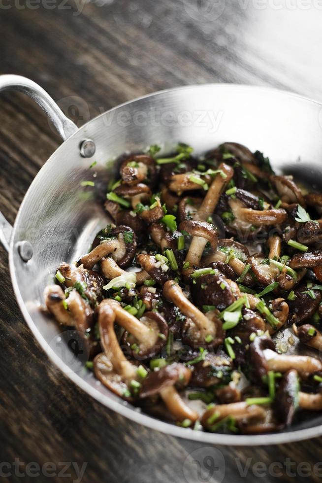 gebratene Shiitake-Pilze in Knoblauchkraut und Olivenöl Tapas-Snack foto