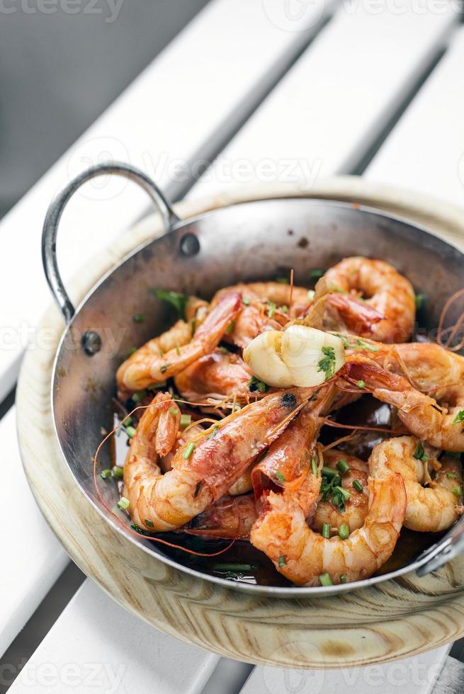 portugiesischer Knoblauch und Kräuter gekochte frische Garnelen Tapas-Snack-Set foto