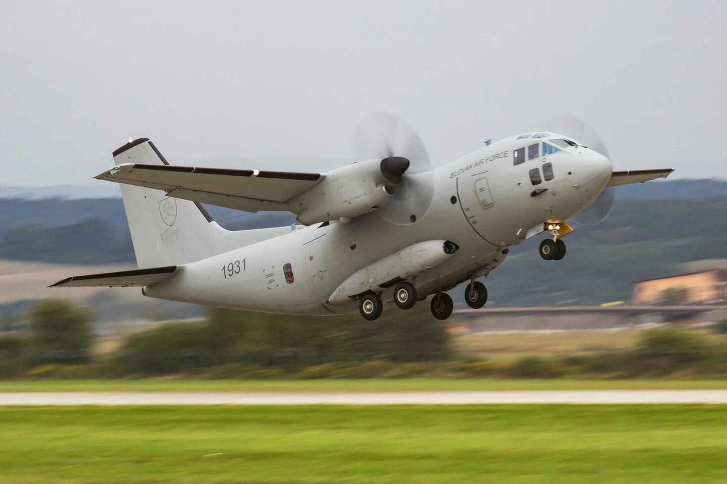 Militär- Transport Flugzeug beim Luft Base. Luft Macht Flug Betrieb. Luftfahrt und Flugzeug. Luft Verteidigung. Militär- Industrie. fliegen und fliegend. foto