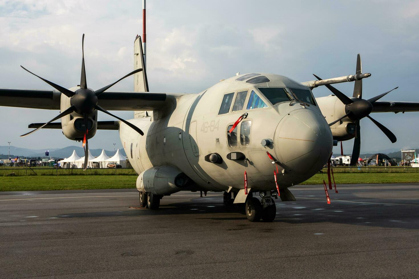 Militär- Transport Flugzeug beim Luft Base. Luft Macht Flug Betrieb. Luftfahrt und Flugzeug. Luft Verteidigung. Militär- Industrie. fliegen und fliegend. foto