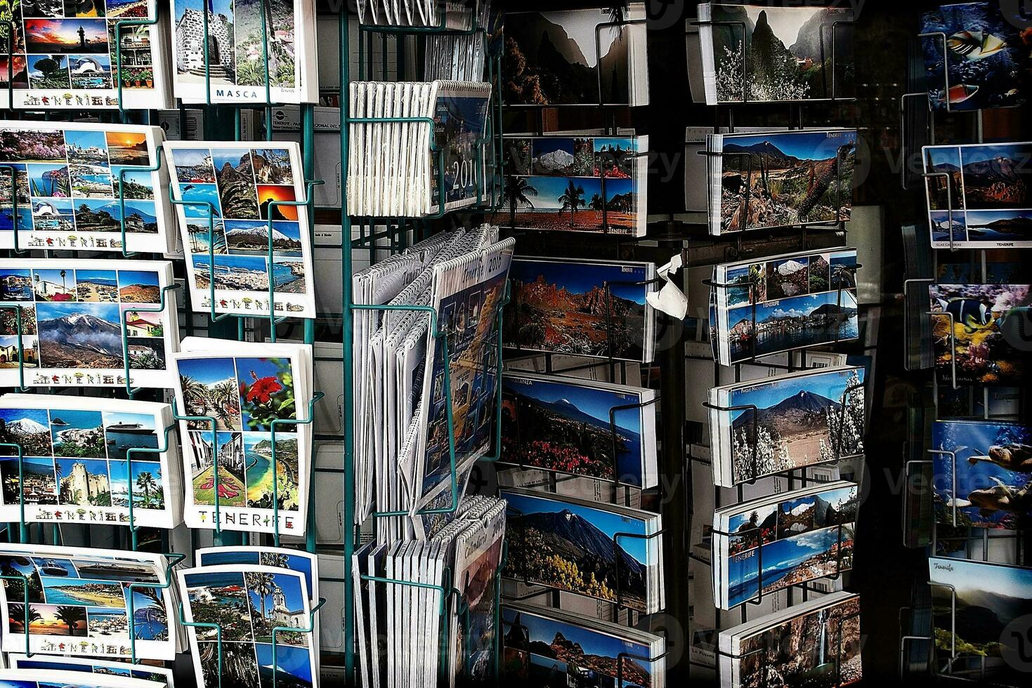 Stand mit bunt Postkarten im ein Souvenir Geschäft auf das Spanisch Insel von Tenerife foto