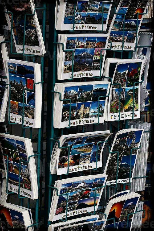 Stand mit bunt Postkarten im ein Souvenir Geschäft auf das Spanisch Insel von Tenerife foto