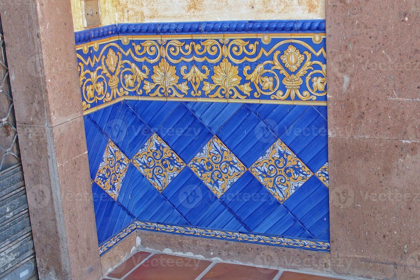 interessant Original Spanisch Stil Mosaik Fußboden im ein Gebäude foto