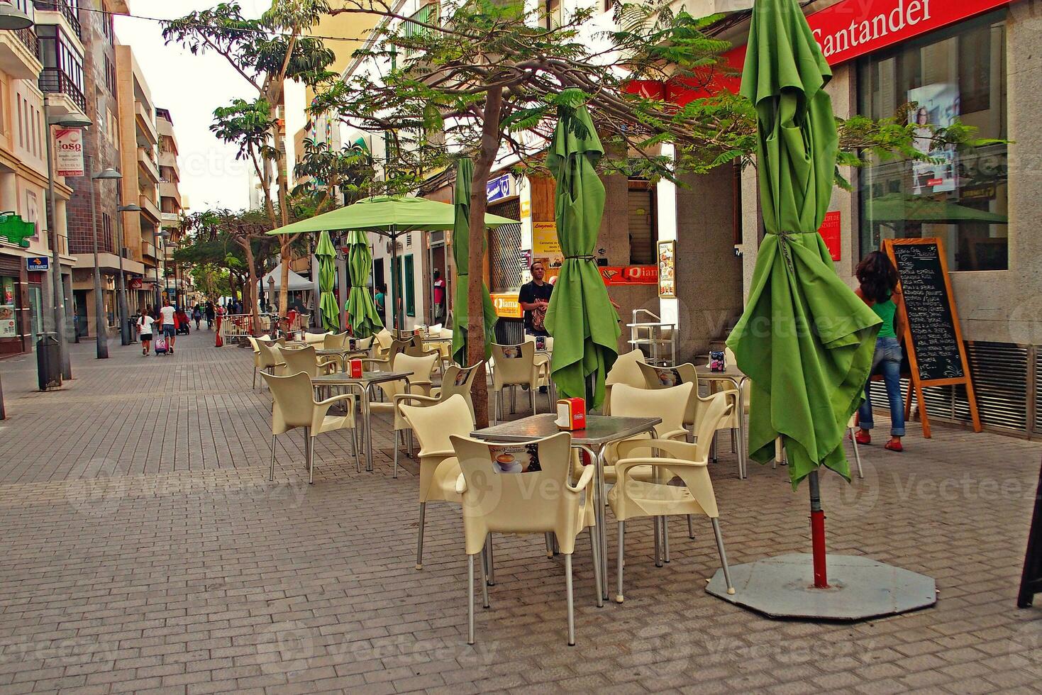 städtisch Landschaft von das Hauptstadt von das Kanarienvogel Insel Lanzarote arrecife im Spanien auf ein warm Sommer- Tag foto