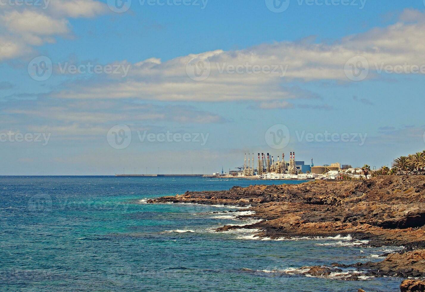 Strand Landschaft mit Ozean Strand und Blau Himmel auf das Insel von Lanzarote im Spanien foto