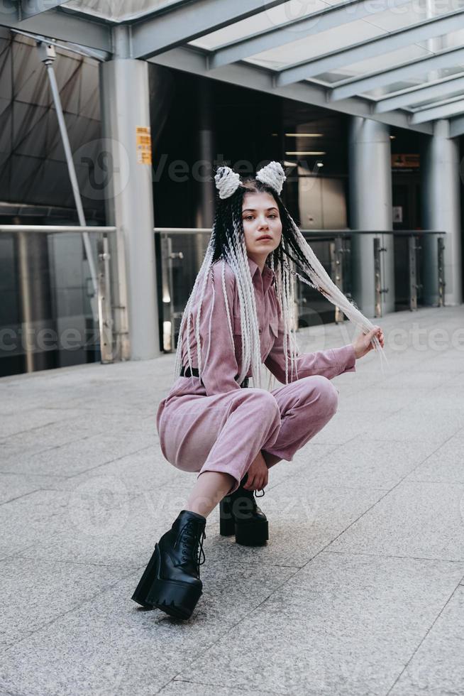 junge Frau mit futuristischem Aussehen. Mädchen mit schwarzen und weißen Zöpfen foto