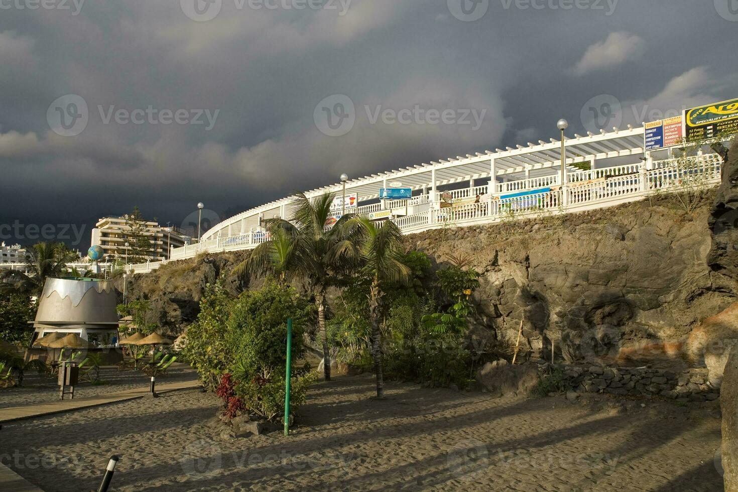 interessant Tourist Straßen im das Süd von das Kanarienvogel Insel von Tenerife im Spanien auf ein warm Sommer- Tag foto