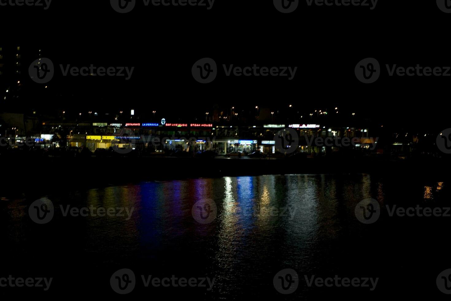 Nacht Landschaft auf das Spanisch Insel von Tenerife mit das Ozean im das Hintergrund foto