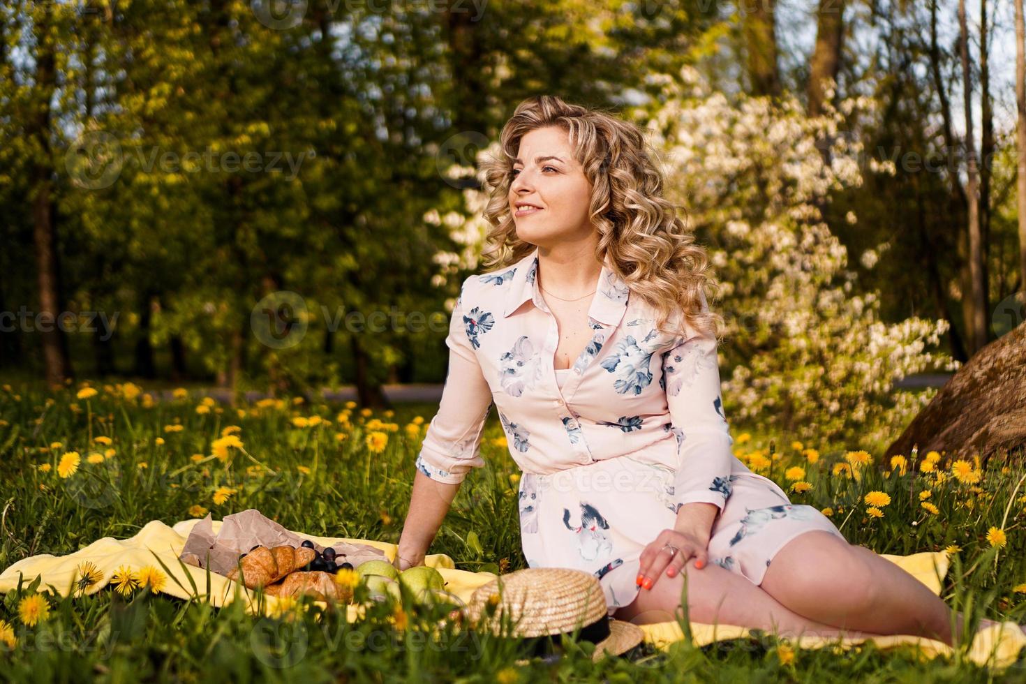 schöne Frau, Wochenende für einen Picknick-Spaziergang foto