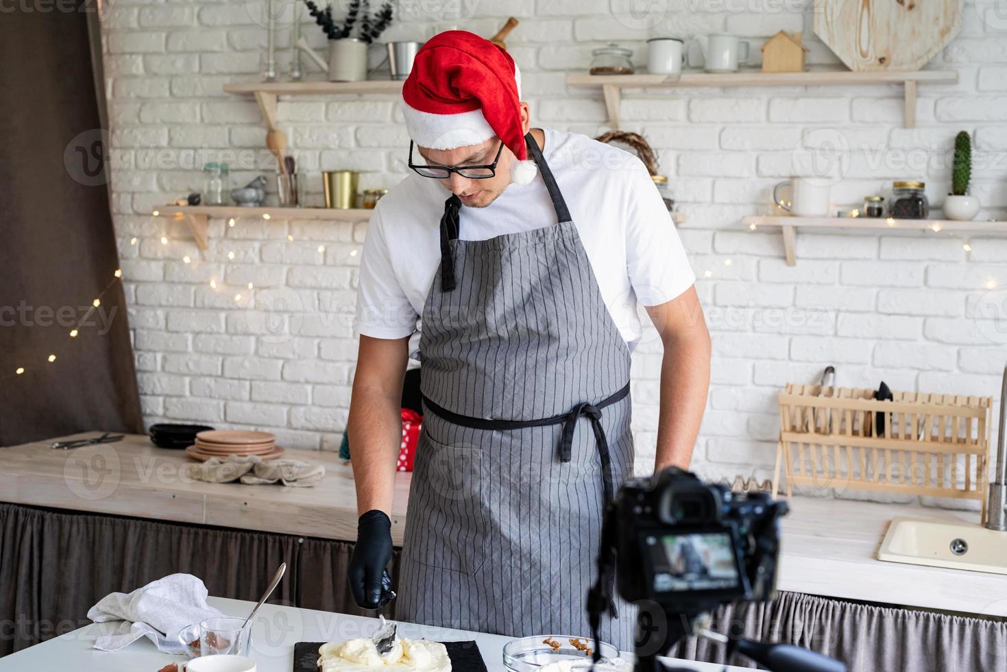 Koch kocht Dessert und macht Video für Vlog foto