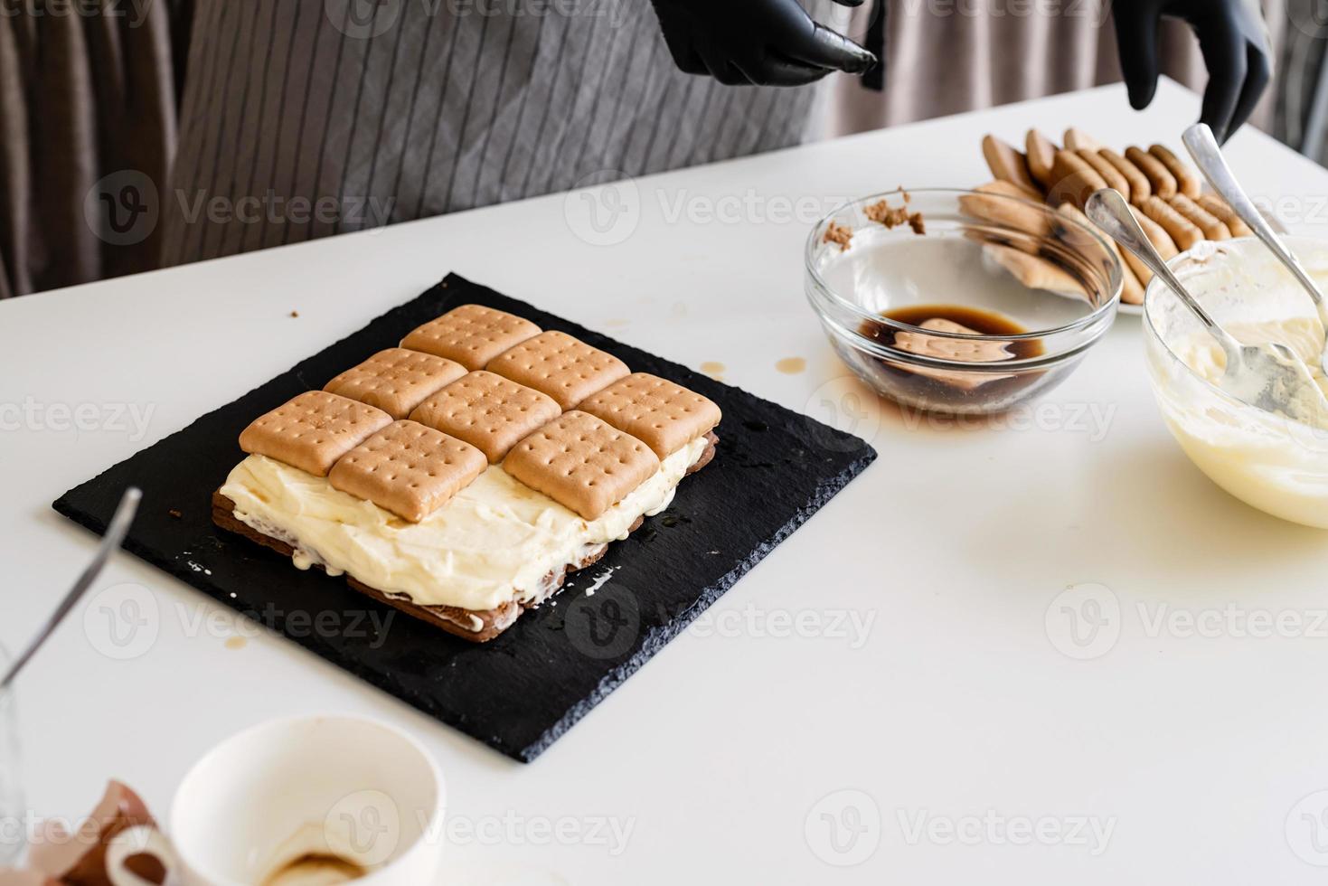 hausgemachter Tiramisu-Kuchen traditionelles italienisches Dessert foto