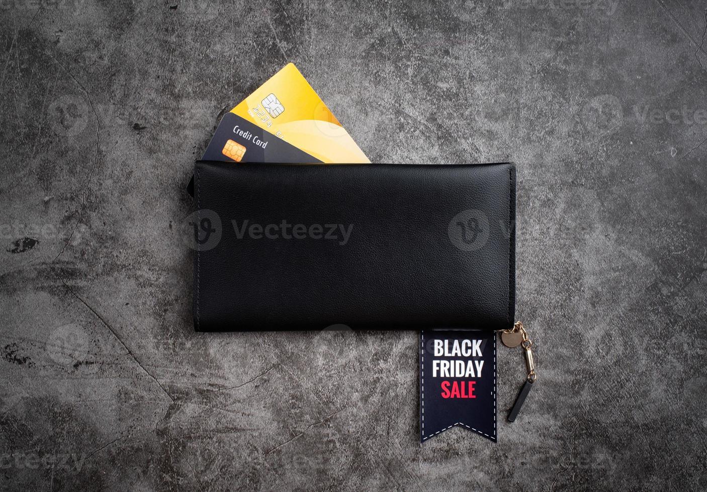 Schwarze Brieftasche mit Text Black Friday Sale auf einem Etikett und Kreditkarten foto