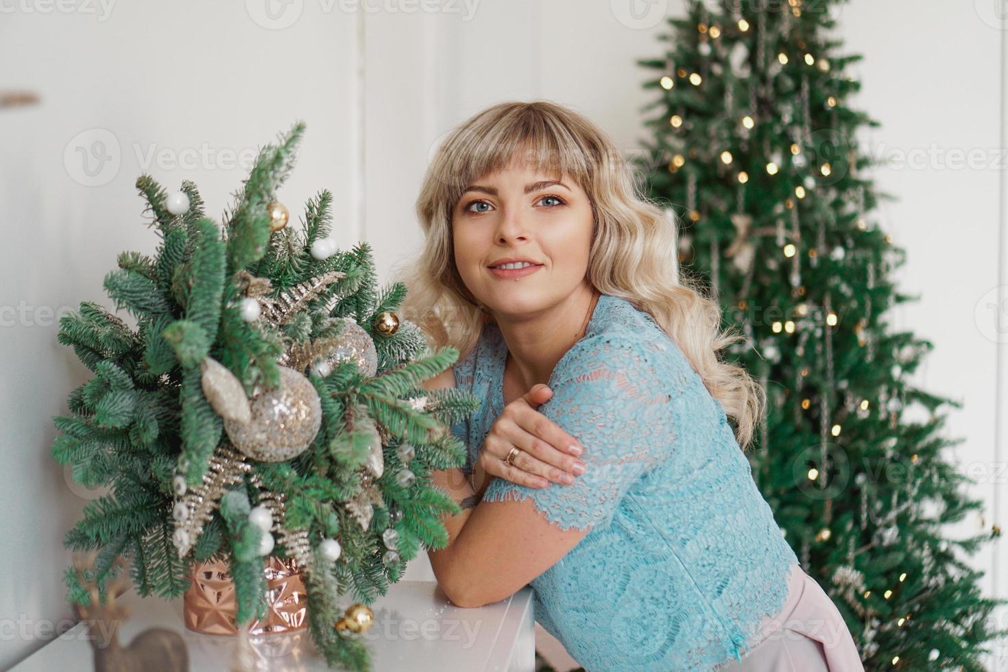 charmantes Mädchen mit schönem Make-up in gold-weißem Interieur. foto