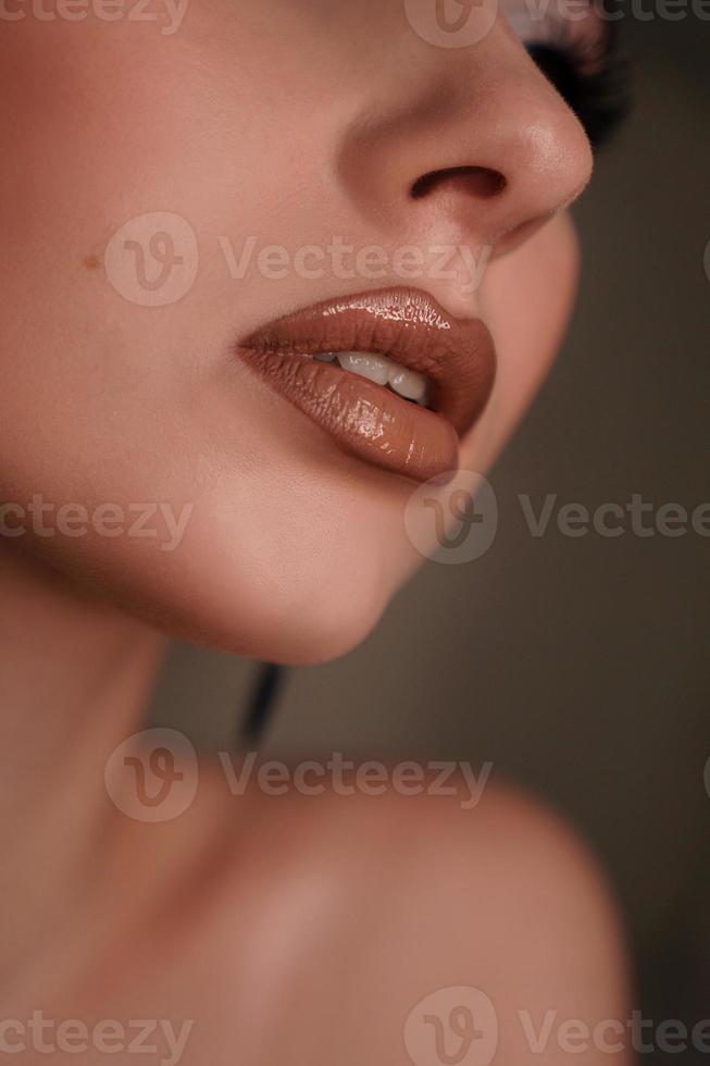 Nahaufnahme weibliches Gesicht - Lippen. Schönheitsportrait mit professionellem Make-up foto