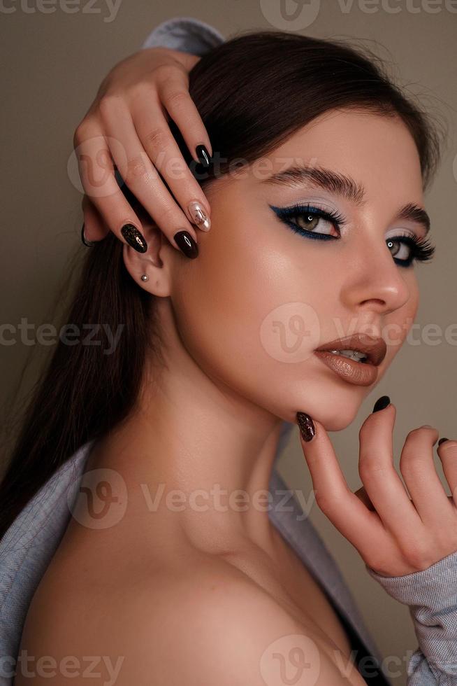 Schönheitsporträt mit professionellem blauem Make-up. Modeporträt foto