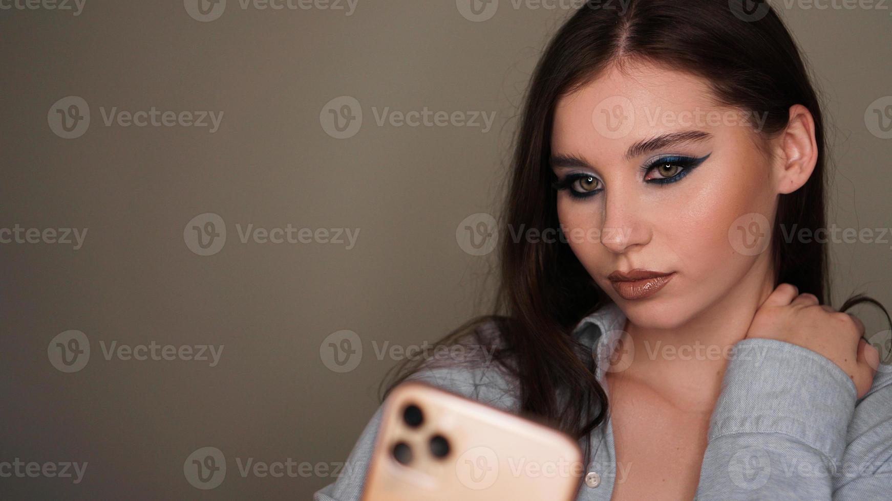 Junges attraktives Model macht ein Selfie nach dem Make-up im Schönheitsstudio foto