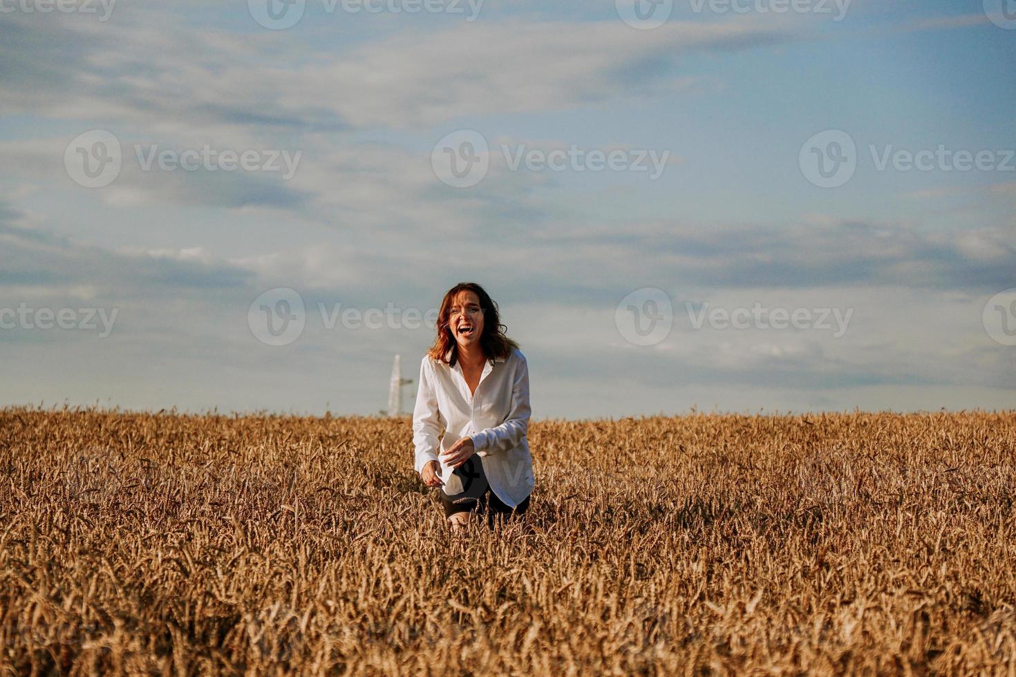 Frau läuft an einem Sommertag in einem Weizenfeld. Glück und Freude Konzept foto