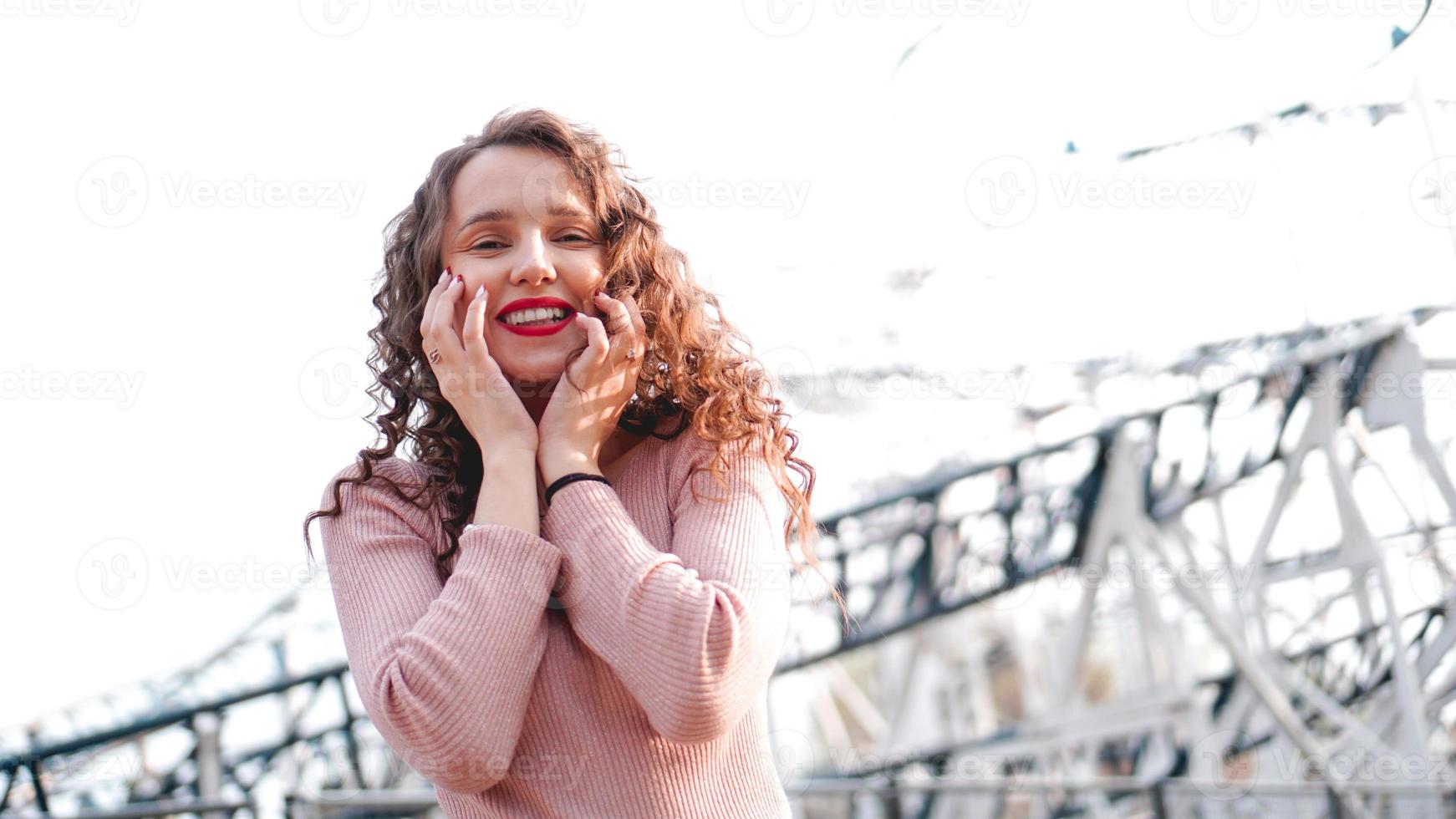 schönes lächelndes Mädchen auf dem Hintergrund einer Achterbahn foto