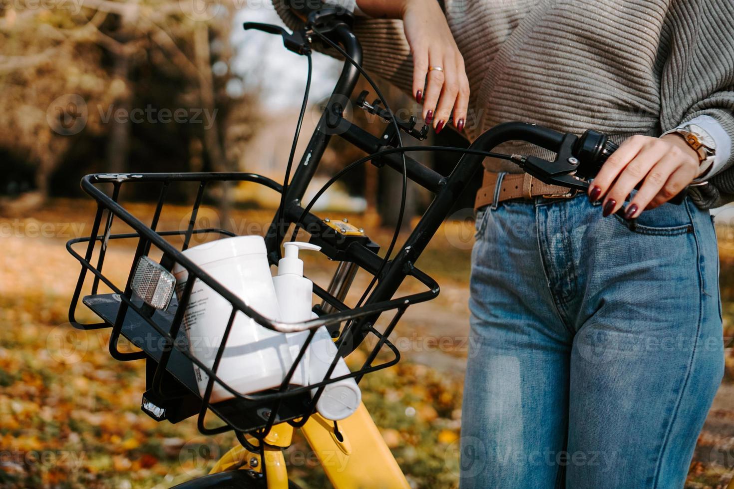 Fahrradkorb mit Kosmetikdosen. Selbstversorgung im Herbst foto