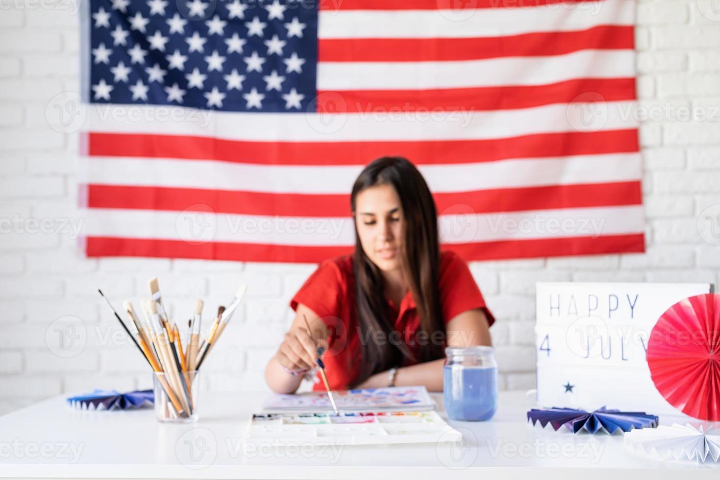 Frau, die eine Aquarellillustration für den Unabhängigkeitstag der USA zeichnet foto