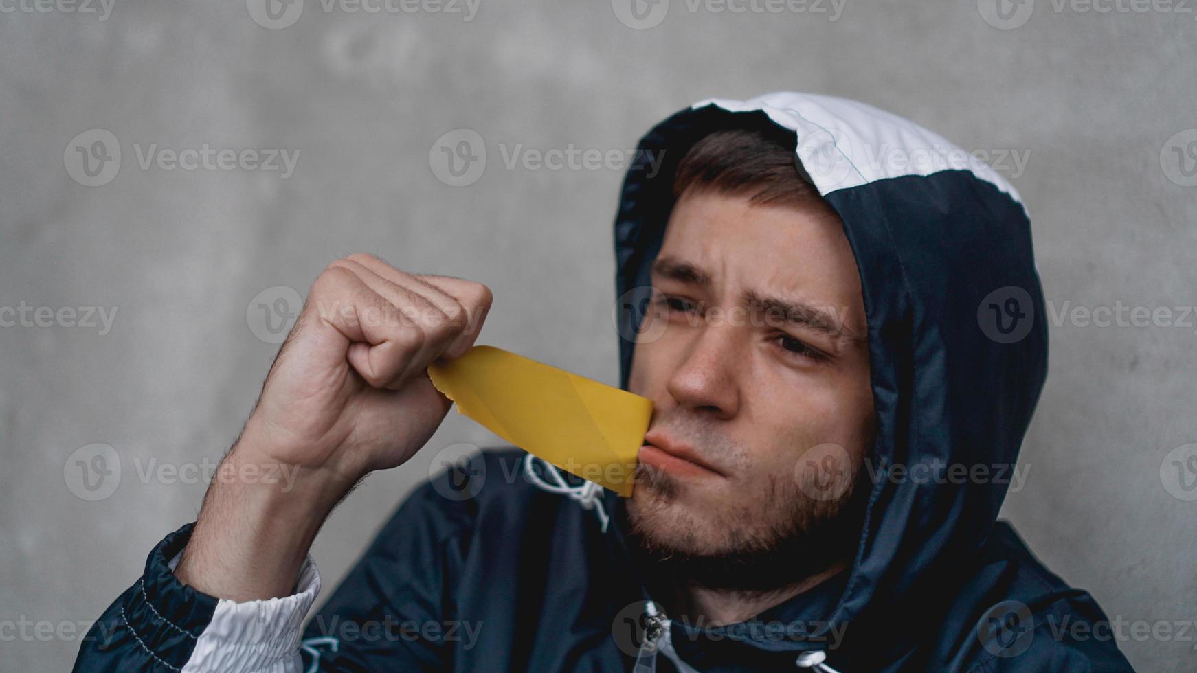 Mann mit Klebeband über dem Mund foto