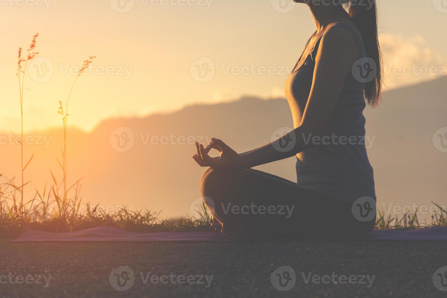 Silhouette einer Frau beim Yoga foto