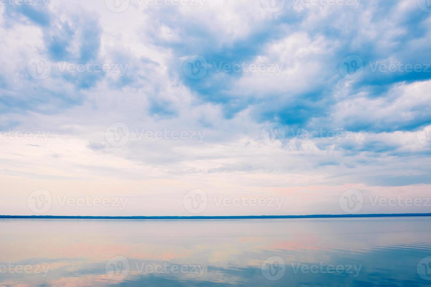 bunte Wolken am blauen Himmel über dem Meer foto