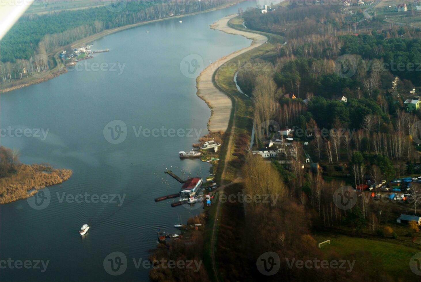 interessant Landschaft von das Fenster von Tiefflug Flugzeuge auf das Weichsel Fluss im Polen in der Nähe von Warschau Europa foto