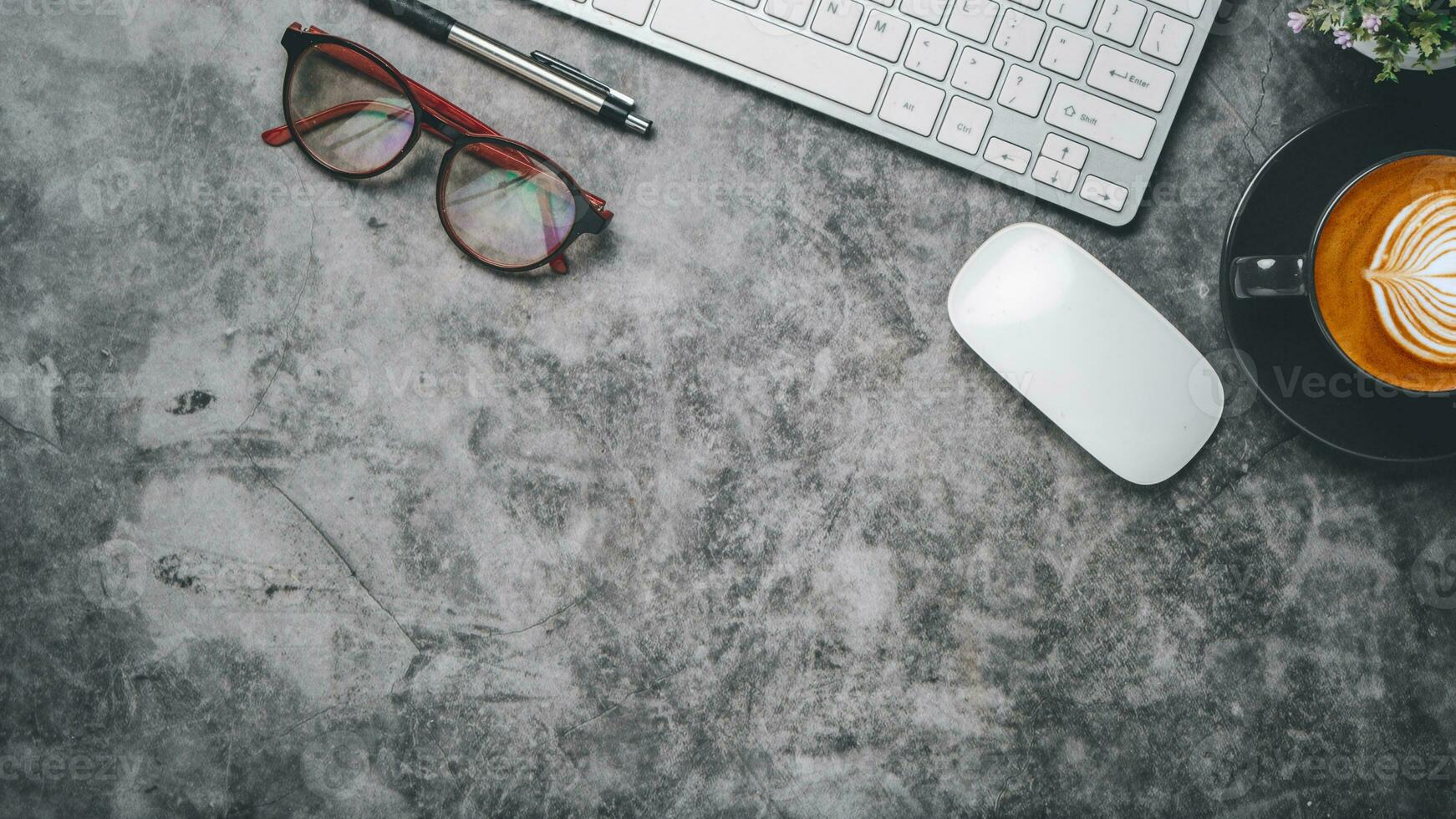 oben Sicht, Weiß Büro Schreibtisch mit Tastatur Computer, Stift, Brille und Maus, Kopieren Raum, spotten hoch. foto